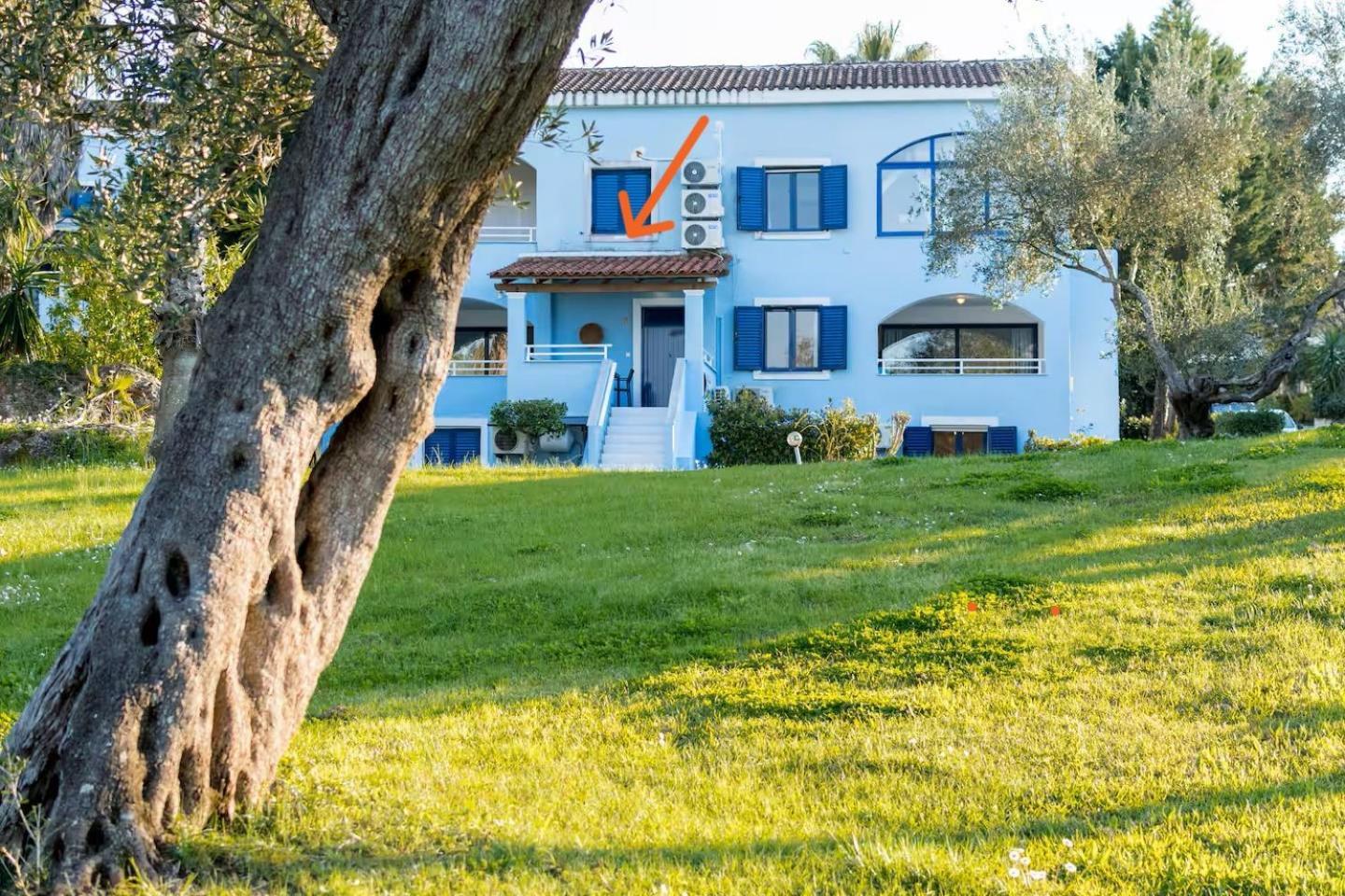 Blue & White Velvet 20M From The Beach Danilia Exterior photo