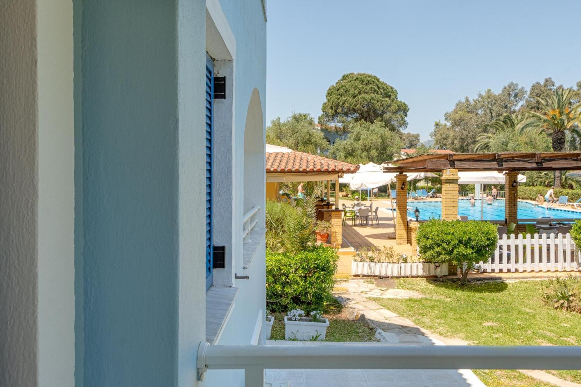 Blue & White Velvet 20M From The Beach Danilia Exterior photo